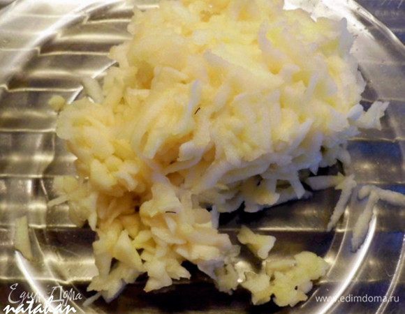 Яблоко вымыть, обсушить, почистить, удалить семенные коробочки и натереть на крупной тёрке.