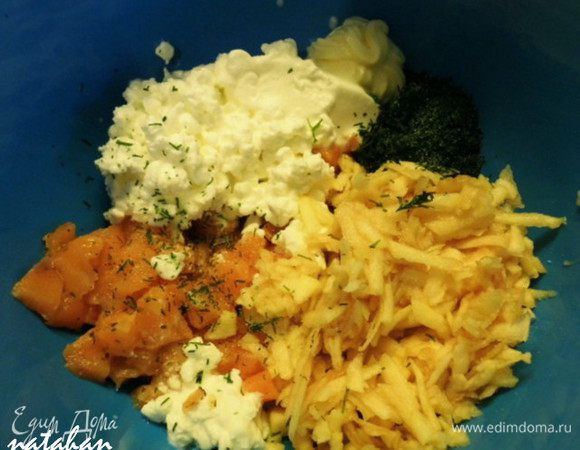 Сложить в мисочку рыбу, отжатое от сока яблоко, творог, укроп, майонез.