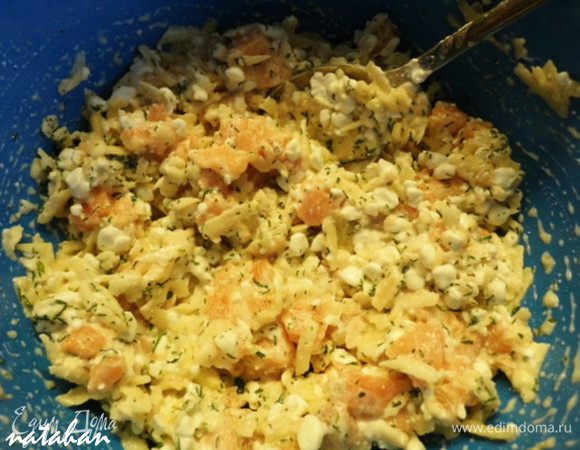 Посолить и тщательно все перемешать.