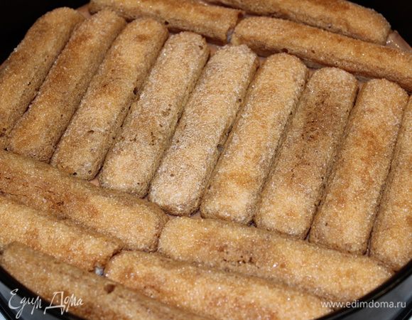 Выложить второй ряд печенья, также обмакнув его в кофе