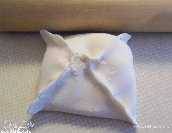 На середину квадратика теста положить 1 столовую ложку начинки, которую закрыть уголками, как конвертик.