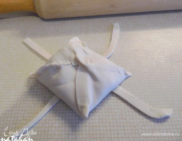 Аккуратно перенести конвертик на перекрещенные полоски.