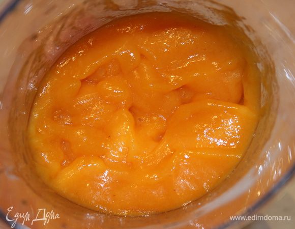 После этого необходимо приготовить пюре из хурмы. Для этого следует снять с нее тонкую внешнюю пленку, вынуть косточки и пюрировать мякоть с добавлением сахарной пудры (3 ст.л.) при помощи блендера
