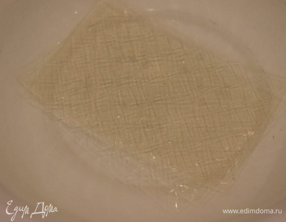 Желатин замочить в холодной воде на 10 минут. Затем отжать желатин