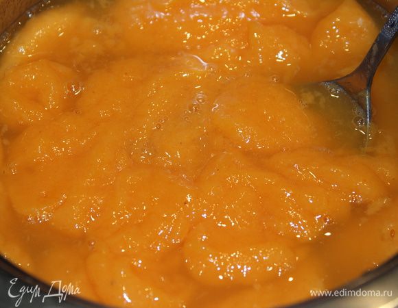 Фруктовый сок (лучше взять желтого цвета: апельсиновый, мандариновый, персиковый или мультифрут) сильно подогреть и развести в нем размоченный желатин до полного растворения. Добавить в сок пюре из хурмы и взбить венчиком в однородную массу