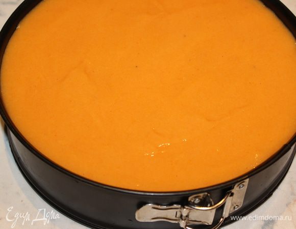 Вылить полученную массу поверх белого крема и поставить в холодильник еще на 1 час. Если захотите использовать в качестве украшений мармеладные глаза, то лучше разместить их сразу, пока желе не застыло))) После этого можно снять бортики формы, придать рельефный рисунок боковой стороне торта и снова поставить его в холодильник примерно часа на 4, чтобы крем еще больше схватился. 