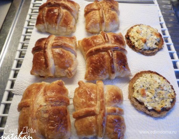 Противень поставить в разогретую духовку на 20 минут при температуре 190-200 градусов. Застелить решётку кухонным бумажным полотенцем. Вынуть противень и выложить Слойки и Бутерброды остывать. Накрыть их льняным полотенцем на 15 минут.