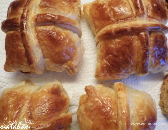 Посмотрите, как Слойки похожи на маленькие пакетики-бандерольки перевязанные шпагатом...