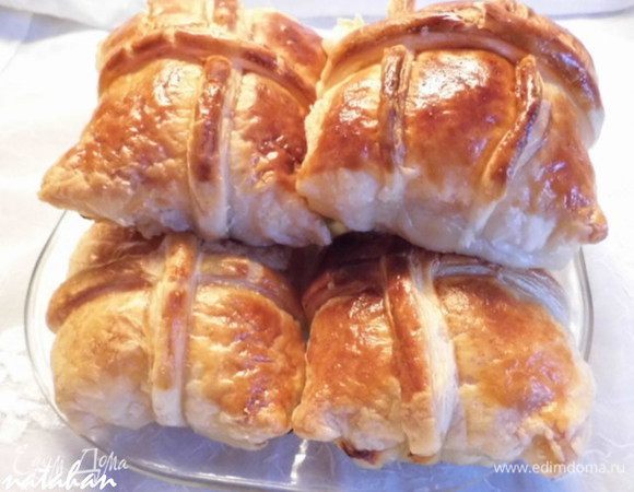 Сложить Слойки на блюдо. И звать гостей к столу. А можно их и не торопить Т.к. Слойки Пакетики с сёмгой восхитительны как горячие, так и холодные. Эти слойки хороши и с бульоном, и как закуска и к сладкому чаю-кофе.Попробуйте....