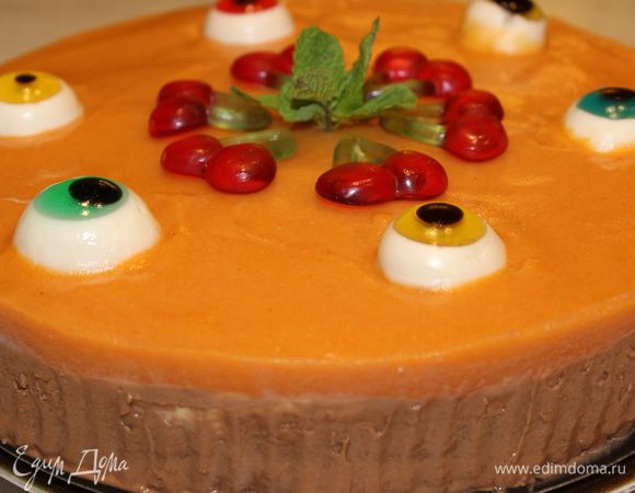 Торт готов! Он хорошо держит форму и его можно резать ножом. Вкус торта очень насыщенный, но в то же время он достаточно легкий и нежный. Сочетание лаймового вкуса и аромата, шоколада и хурмы мне очень понравилось. Внешний вид торта привлекает внимание, что тоже немаловажно. Угощайтесь, пожалуйста)))