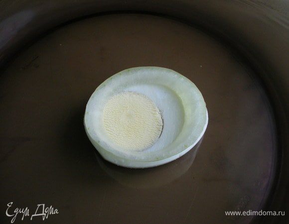 Начинаем собирать наш пыж. На кружок яйца положить колечко лука, получится чашечка.