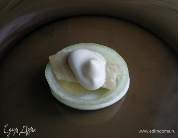 В эту чашечку выложить кусочек сельди. Удобно использовать готовые пресервы, где сельдь уже нарезана небольшими ломтиками. Все это поливается майонезом по вкусу (кому капельку, а кому и побольше).
Есть еще вариант пыжей, где первым слоем кладется вареный картофель. Но и без него вкусно. А в особых случаях сельдь можно заменить икрой. Приятного аппетита!