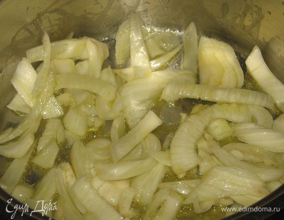 Разогреть в глубокой сковороде  оливковое масло и слегка обжарить мелко нарезанный лук-шалот. Фенхель почистить и нарезать тонкими ломтиками. Когда лук станет прозрачным, добавить фенхель, посолить, поперчить и тушить овощи ещё минуты 2-3.