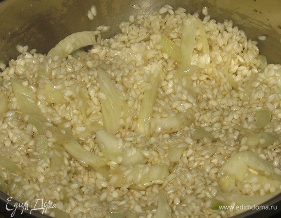 Добавить рис, перемешать с овощами и обжарить несколько минут, пока рис не станет прозрачным. Влить вино  и уменьшить огонь до среднего, продолжая постоянно помешивать рис. После того, как вино полностью выпарится,  влить два половника горячего  бульона. Добавлять бульон  по мере его выкипания, каждый раз интенсивно перемешивая рис до тех пор, пока бульон на сковороде полностью не испарится. После того, как рис будет готов, снимите с огня, добавьте сливочное масло и тёртый пармезан.