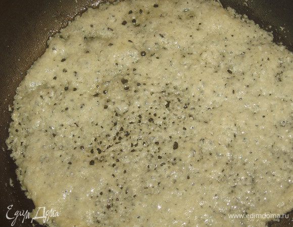 Сырные корзиночки: На сухую сковороду насыпать тёртый  пармезан и поставить на слабый огонь.