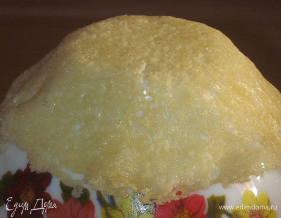 Как только сыр станет слегка золотистого цвета, осторожно снять сырный блин лопаткой и сразу поместить на перевернутый стакан ( у меня креманка),слегка прижать. 