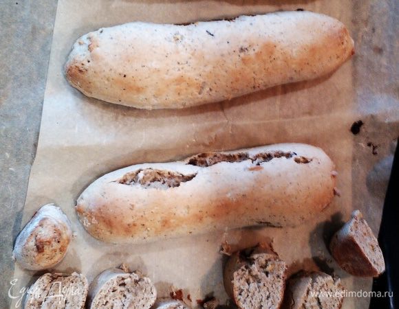 Вынуть из духовки, дать остыть минут 5, нарезать, выложить обратно на противень и выпекать еще минут 8-10