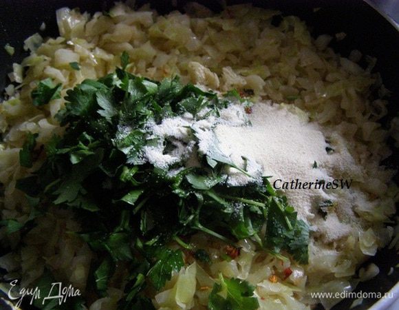 Добавить молоко, манку, специи, зелень перемешать, довести до кипения, отставить. Дать манке разбухнуть, а капусте остыть.