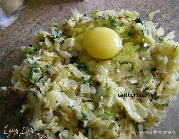 В остывшую капусту добавить яйца, перемешать.