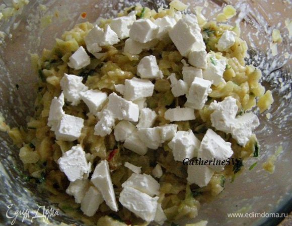 Сыр нарезать кубиком, добавить к капусте.