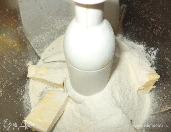 маргарин и муку (оставьте 1/3 стакана) сложить в комбайн и пробить до образования крошки