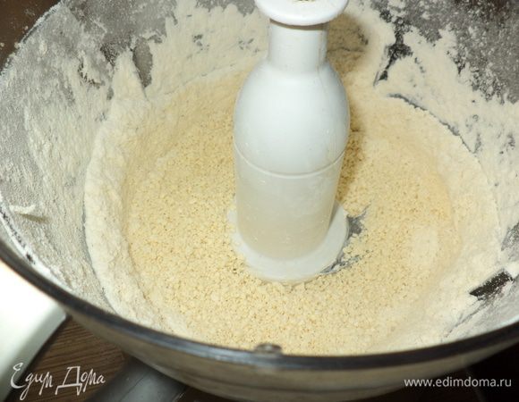 в крошку добавить пиво и немного еще пробить в комбайне,достанем содержимое, добавим остальную муку и замесим до конца тесто