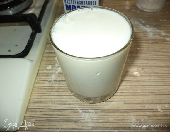 а пока займемся кремом:  для молочной массы берем 300 г молока выливаем в кастрюлю