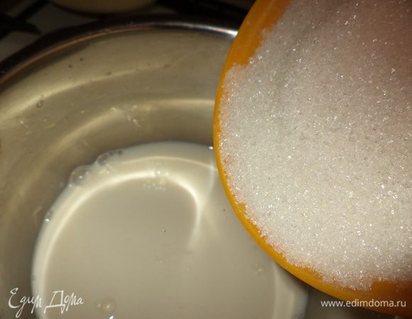 высыпаем стакан сахара ,доводим до кипения и варим минут 40, почти в конце добавим ванилин(у меня был ванильный сахар с натуральной ванилью,поэтому масса получилась  с крупинками)