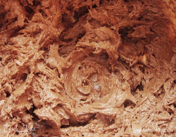 Для крема взбить размягчённое сливочное масло,добавить сгущённое молоко и опять взбить. Затем взбить крем с какао и коньяком. От себя: я заменила часть сгущённого молока (100-150 г) на сахарную пудру,а какао заменила растопленным 75%-ным шоколадом (100-150 г).