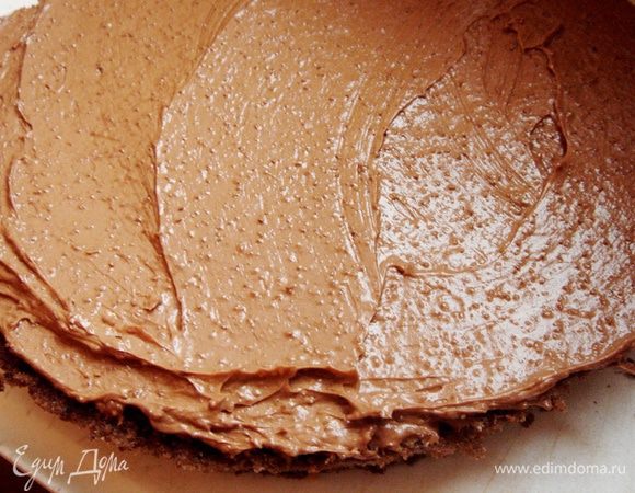 На 1 шоколадный корж нанести крем.
