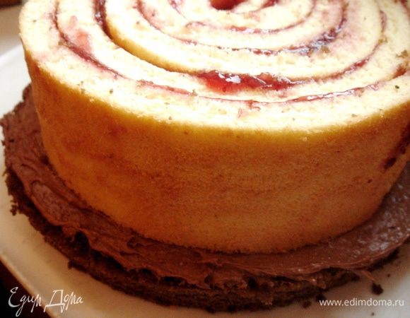 На корж с кремом выложить рулет. Он должен лежать вровень с шоколадным коржом, но я уже писала о своей ошибке.
