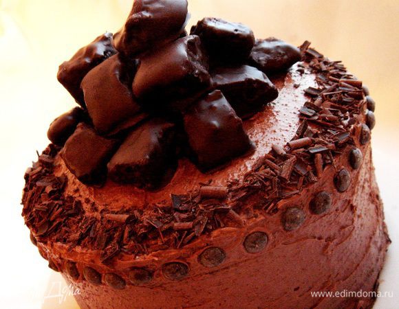 Тот,советский торт "Марика" был украшен шоколадной бисквитной крошкой, тёртым шоколадом и косичками из крема. Я обсыпала торт шоколадной стружкой по окружности, украсила шоколадными каплями и кусочками шоколадного бисквита в шоколадной глазури. Торту нужно постоять в холодильнике 3-4 часа,а лучше ночь. Приятного чаепития!