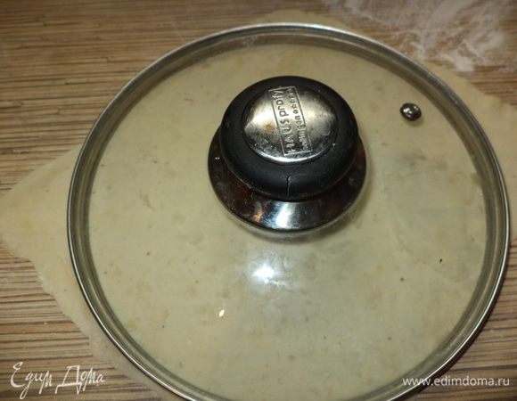 займемся выпечкой коржей,достаем по  2 шарика раскатываем,вырезаем по нужной нам форме, она  в общем то рождается из размера раскатанного пласта методом подбора шаблона - у меня прекрасно подошла крышка! выкладываем на противень 