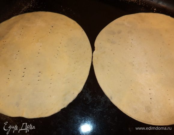 так как я делала в пол нормы, то у меня уместились два на один противень,а вообще пока один в духовке-другой раскатывается и лежит на листе, ждет своей очереди,обязательно проколоть вилкой! Выпекаем до чуть золотистого цвета 180* (прим. минут 5-7)
