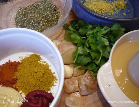 Для пасты карри натираем на мелкой терке (лучше на той, при помощи которой Вы снимаете цедру с лимона) чеснок и имбирь. Мелко режем имбирь в сахаре. Смешиваем все приправы с маслом и добавляем к ним чеснок, имбирь и сок лимона. Хорошо перемешиваем.