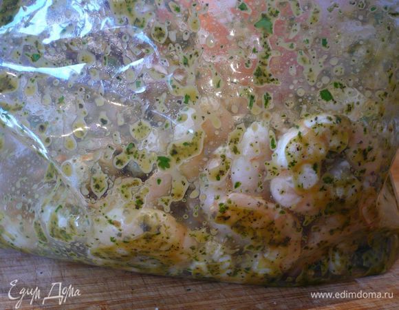 Укладываем 350 г креветок (остальные я не мариновала из-за деток, просто посолила) в небольшой пакет и добавляем маринад, завязываем пакет. Хорошо перемешиваем. Кладем в холодильник примерно на 1 час.