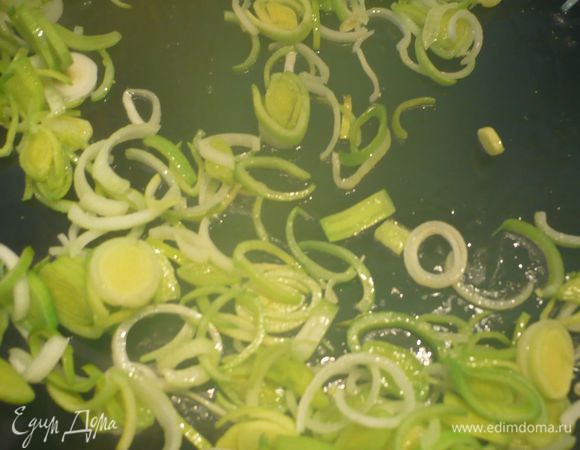 Готовим порей и помидоры. Порей режим на мелкие колечки и обжариваем в масле около 1 минуты.