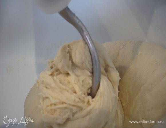 В тесто добавляем теплого молока и 2 ст. л. воды и хорошо перемешиваем. Ставим в теплое место на 20 минут.