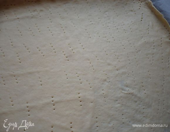 Духовку разогреваем до 200 градусов. Промариновавшиеся креветки вынимаем из пакета и откидываем на сито. Тесто раскатываем очень тонко на бумаге для выпечки до необходимого размера и делаем небольшие бортики (у меня противень - примерно 50 x 30 см). Перекладываем в форму. Часто прокалываем вилкой тесто и бортики.