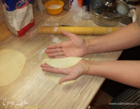 Тесто очень тонкое, поэтому его аккуратно перекидываем с ладошки на ладошку  
