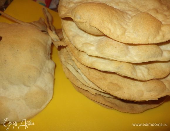 У нас получилась вот такая стопочка из 10 коржей - 2 добавились из обрезков,а обрезки от последнего и брак пойдут на крошку!