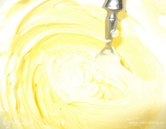 пока коржи остывают взобъем крем,сливочное масло ,которое мы достали из холодильника заранее,должно быть очень мягким,сначала вилкой в удобной посуде мы минутки 2 взбиваем его