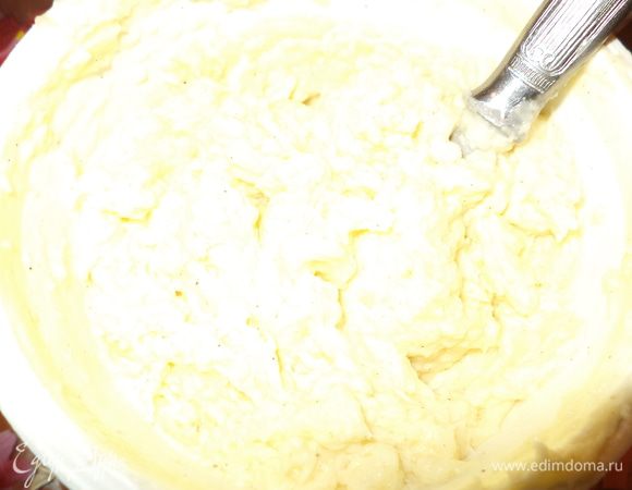 затем добавляя по одной столовой ложке  остывшей до парного молока(у меня  полностью остыло) молочной массы,взбиваем до однородности каждую ложечку,в результате получается очень пышная масса (я брала 150 г масла, а крем в объеме составил почти полную 500 г баночку из под маскарпоне)