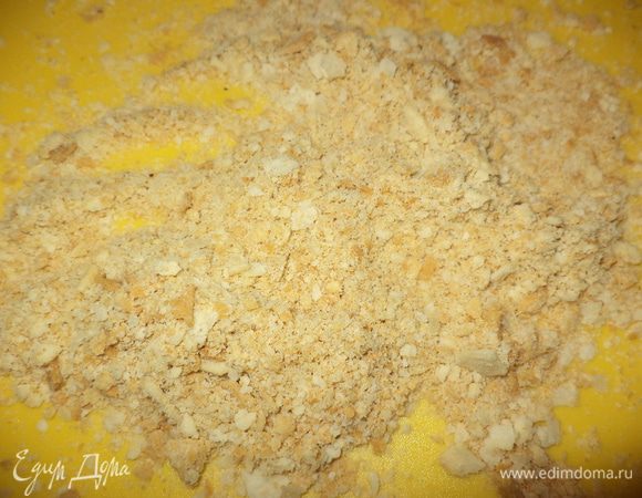 руками или скалкой сделаем крошку и посыплем наш торт с боков и сверху