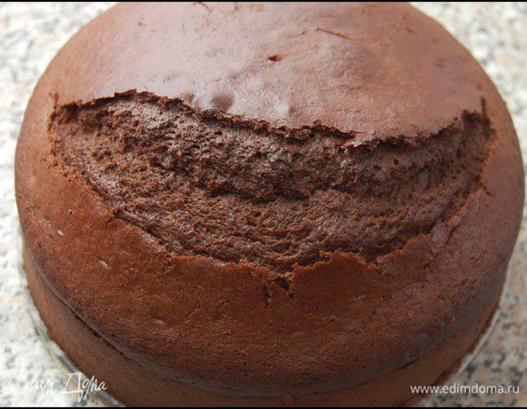 Извлечь бисквит из формы и перевернуть на сухое и чистое полотенце вверх дном, чтобы убрать неровности. Я бисквит всегда делаю накануне вечером, чтобы за ночь он как следует «отдохнул». 