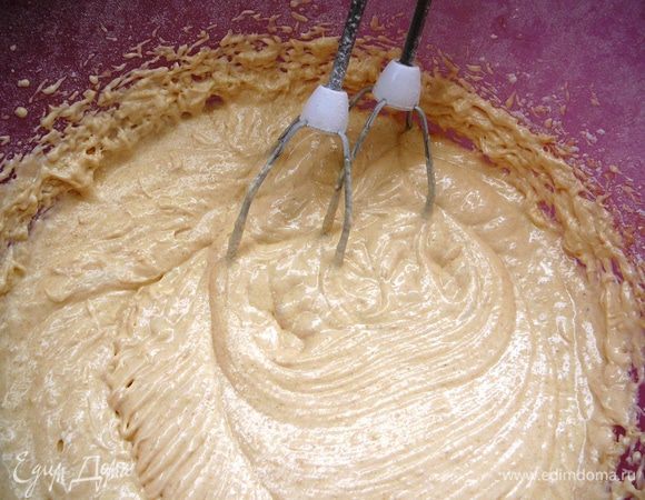 Растереть масло с яйцами, медом, сметаной и ванильным сахаром. Муку просеять с разрыхлителем, смешать с сахаром. Масляную массу добавить к муке с сахаром и перемешать до получения однородного теста.