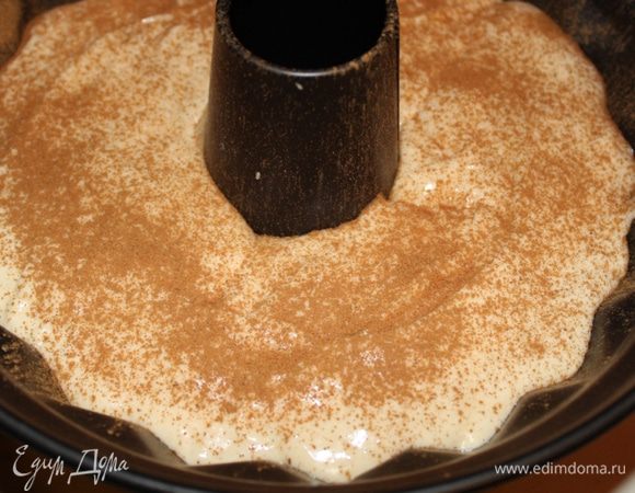 На дно формы выложить вяленую клюкву (можно заменить на изюм или вообще ничего не класть). Выложить часть теста в кольцевую форму, посыпать молотой корицей через сито, выложить еще часть теста, снова посыпать корицей.