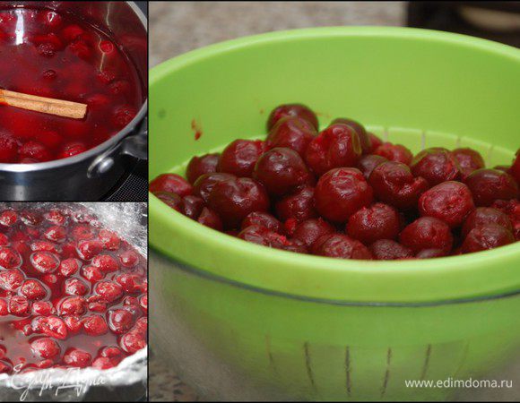 Для  приготовления вишневого желе для начала замочить желатин водой согласно инструкции на упаковке.  Разморозить ягоды. Образовавшийся вишневый сок вылить в сотейник, добавить туда 200 мл магазинного сока, вишню, сахар и палочку корицы. Варить, помешивая до полного растворения сахара. Не кипятить! Отлить в отдельную чашку около 200 мл сиропа (он понадобится для пропитки коржей)  Остудить и ввести заранее распущенный  желатин. Тщательно перемешать.  Разъемную форму тщательно выстелить изнутри пищевой пленкой и наполнить её содержимым сотейника.  Убрать в холодильник до застывания (в моем случае – ночь).