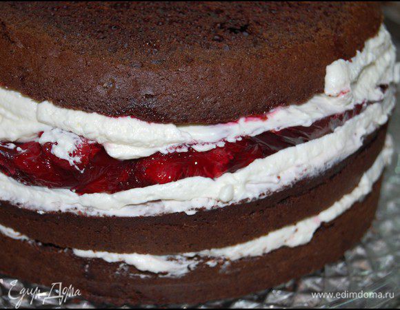 Сборка. Нижний корж пропитать вишневым сиропом,  сверху равномерно распределить часть крема. Положить второй корж, пропитать сиропом и смазать небольшим количеством крема после чего выложить на него застывшее вишневое желе и еще немного крема. Третий корж также пропитать сиропом со стороны разреза и выложить на крем. Залить шоколадной глазурью. 