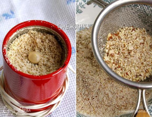 Для начала измельчим фундук в муку. Для этого лучше орех предварительно подсушить. Можно поставить в разогретую духовку с выключенным огнём, а затем дождаться когда он полностью остынет. Я просто оставила на сутки на кухне, рассыпав на доску. Теперь измельчаем в кофемолке, при этом каждую порцию просеиваем через сито.